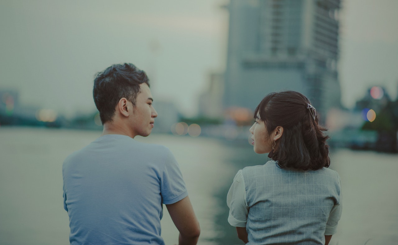 How to tell if a guy likes you – Look for the Subtle Signs