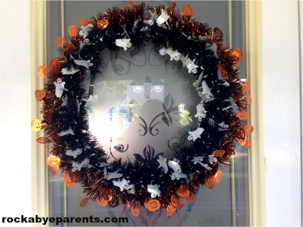 41 Scary DIY Wreaths To Complete The Halloween Decor