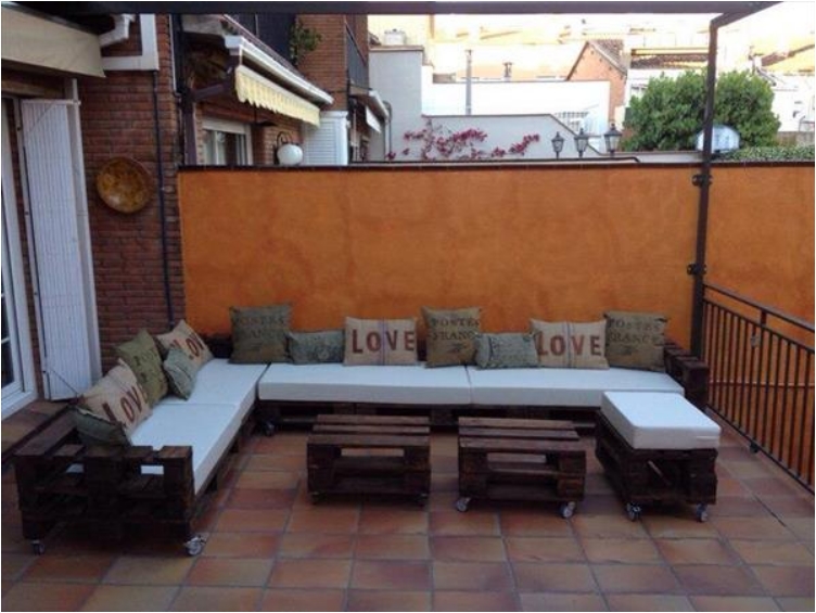 18 DIY Pallet Sofas Perfect for Indoors and Outdoors
