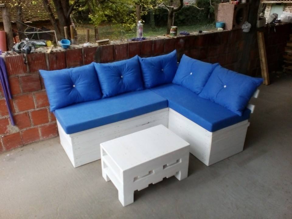 18 DIY Pallet Sofas Perfect for Indoors and Outdoors