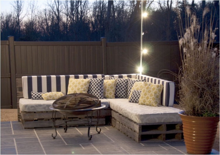 18 DIY Pallet Sofas Perfect for Indoors and Outdoors