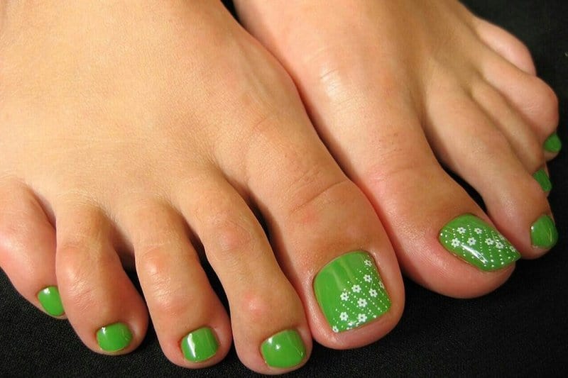 29 Sweet Toenail Designs to Show Off This Summer
