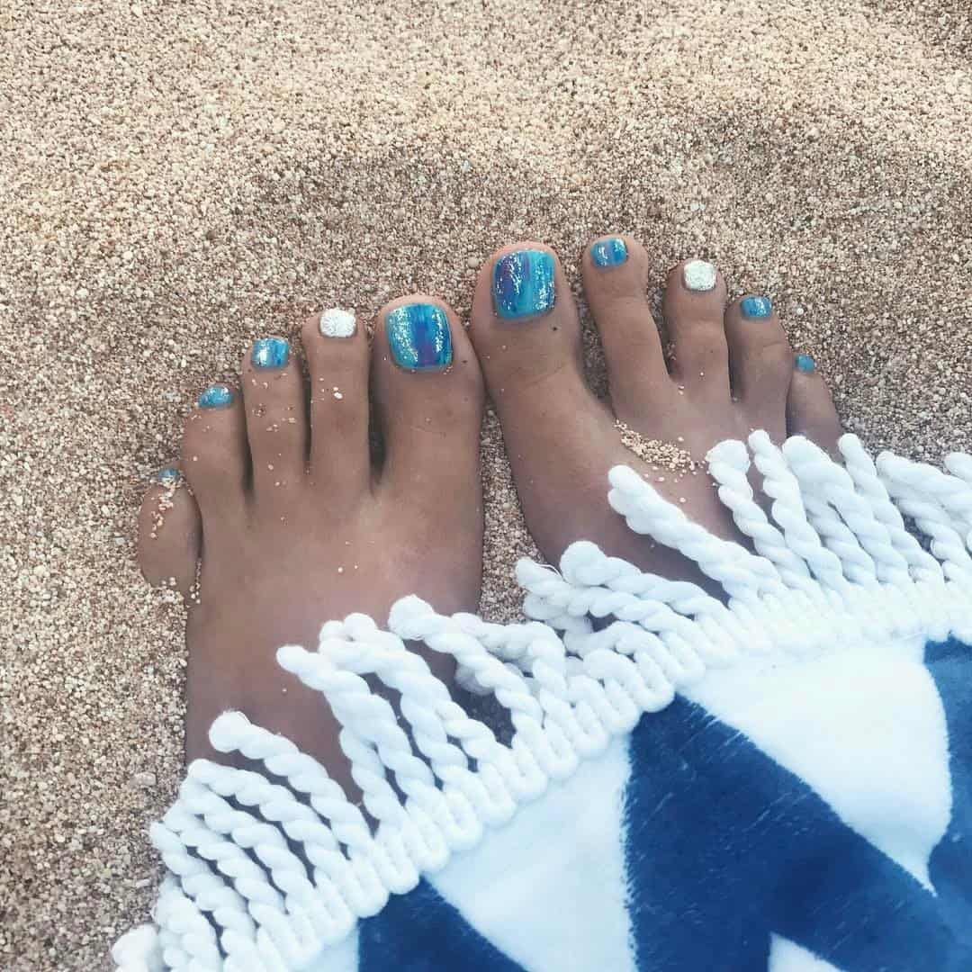 29 Sweet Toenail Designs to Show Off This Summer