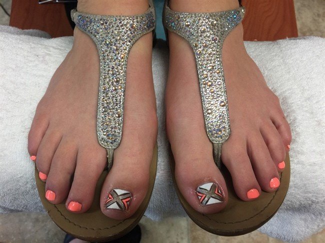29 Sweet Toenail Designs to Show Off This Summer