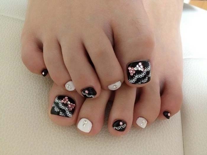 29 Sweet Toenail Designs to Show Off This Summer