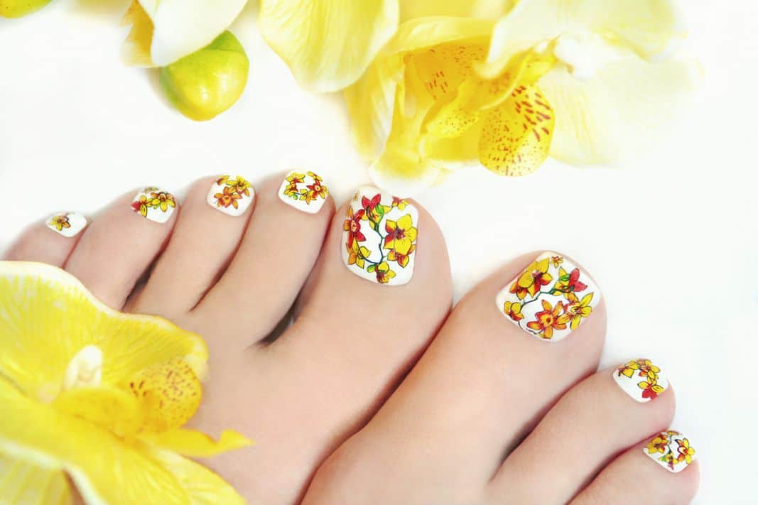 29 Sweet Toenail Designs to Show Off This Summer