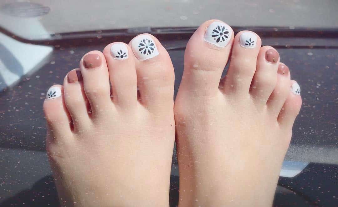 29 Sweet Toenail Designs to Show Off This Summer