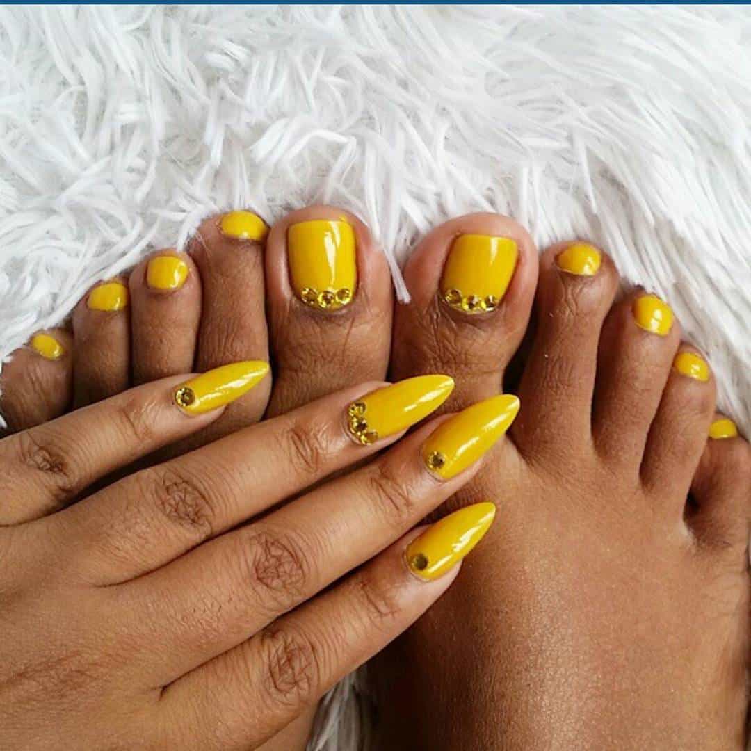 29 Sweet Toenail Designs to Show Off This Summer