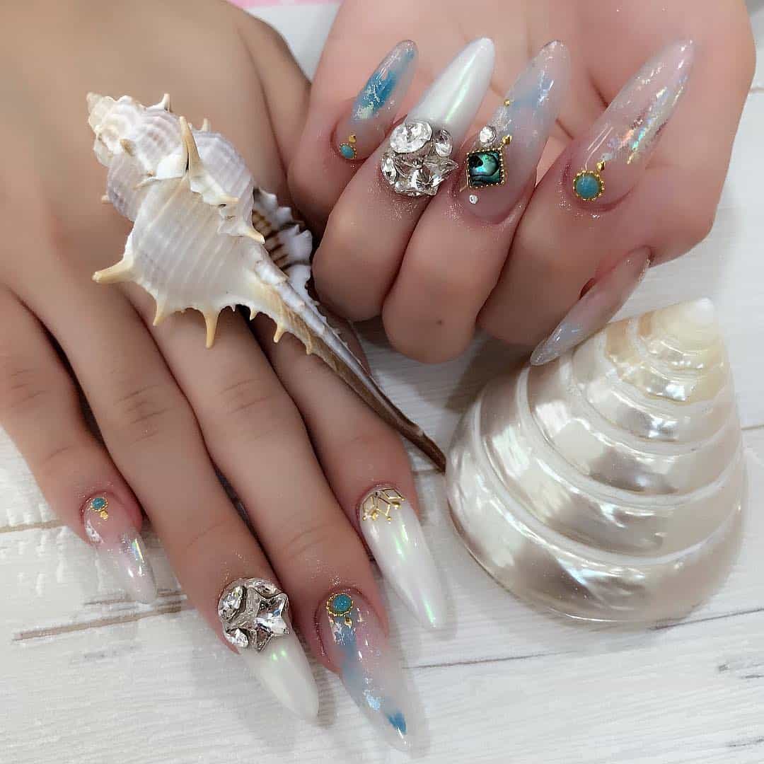 27 Lovely And Extravagant Clear Nail Designs