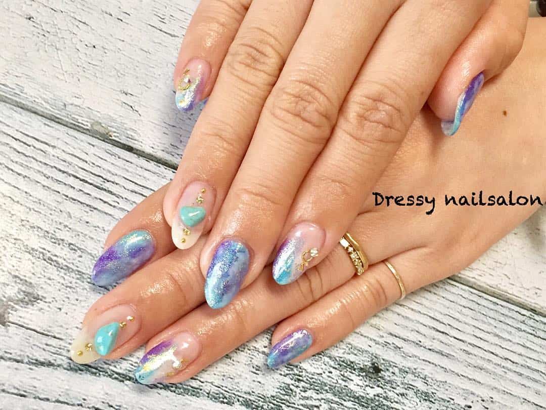 27 Lovely And Extravagant Clear Nail Designs