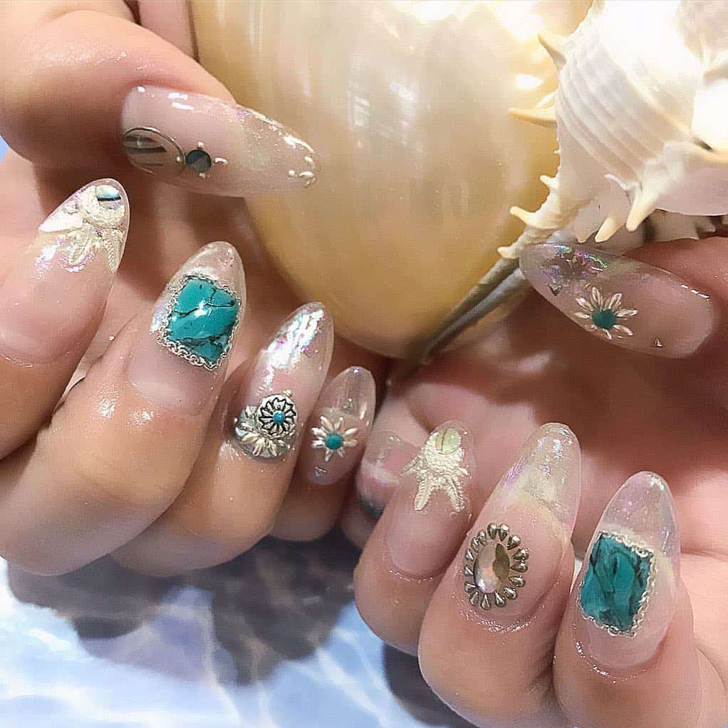 27 Lovely And Extravagant Clear Nail Designs