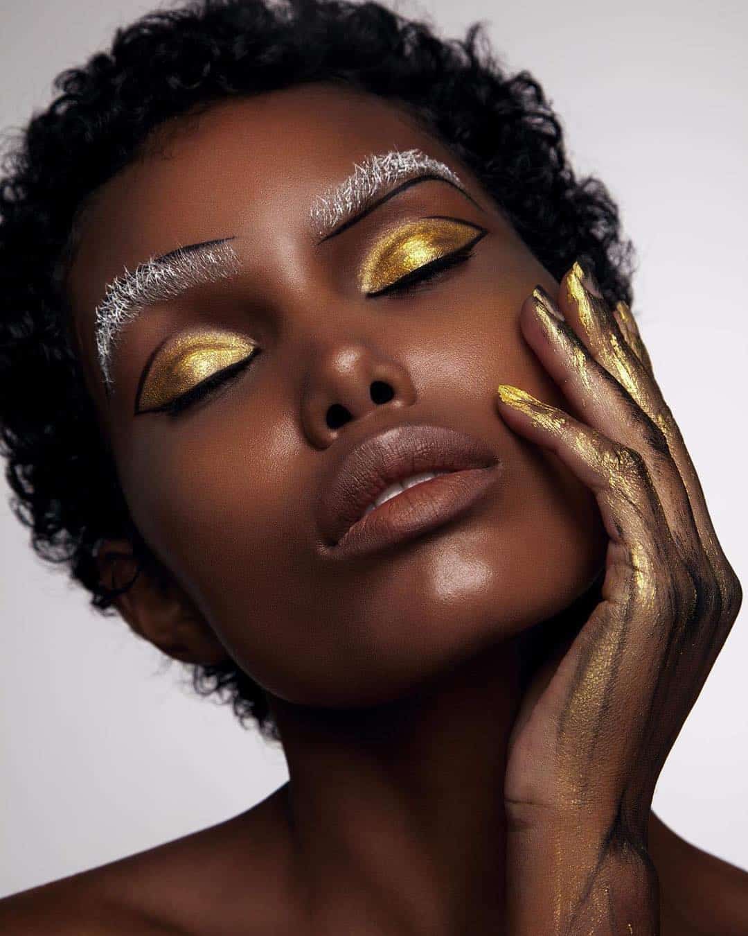 25 Metallic Makeup Ideas For Your Fall Look