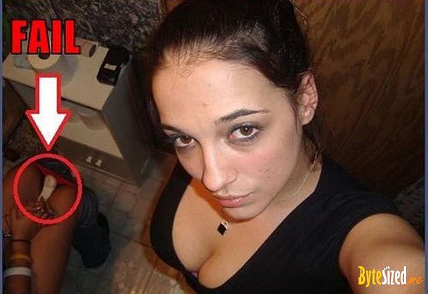 50 Hilarious Selfie Fails By People Who Forgot To Check The Background.